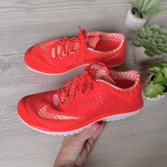 NIKE fs lite run 2 bright crimson sneakers size 6.5 EUC - Picture 3 of 12